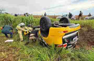 Policial morre e outro fica ferido após viatura aquaplanar e capotar em rodovia